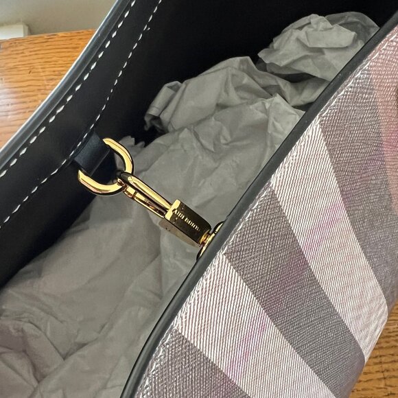 ***SALE*** BURBERRY Check E-Canvas Tote Bag - EXCELLENT USED CONDITION - Picture 2 of 12
